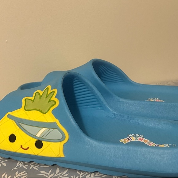 Women’s Squishmallows Maui the Pineapple Casual Molded Slide Sandal Size 11 / 12 - Picture 2 of 7